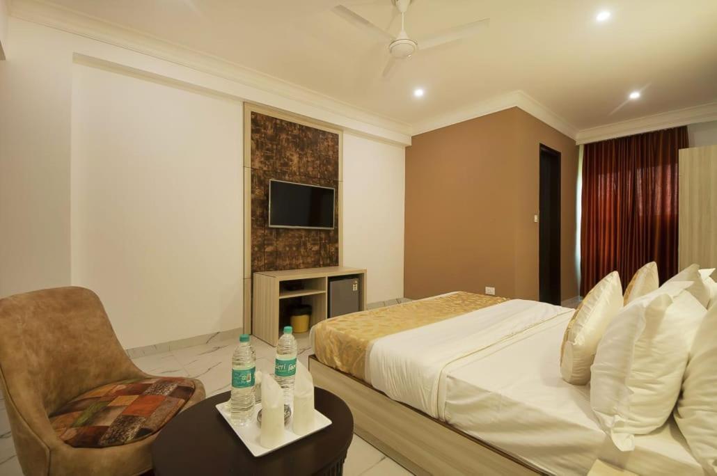 Hotel Almora Inn - Near By Delhi International Airport - With Free Airport Pickup And Drop New Delhi Exteriör bild