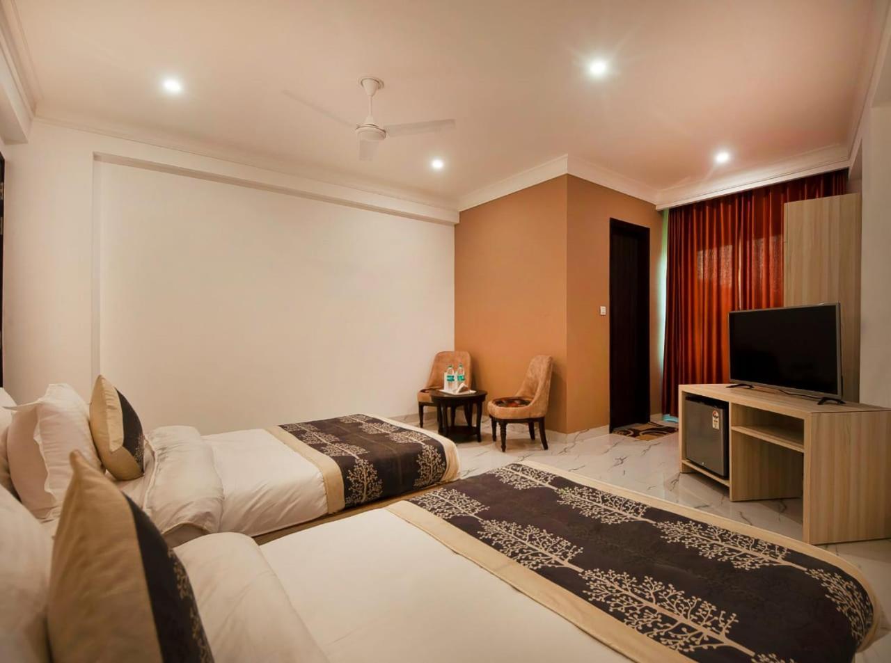 Hotel Almora Inn - Near By Delhi International Airport - With Free Airport Pickup And Drop New Delhi Exteriör bild